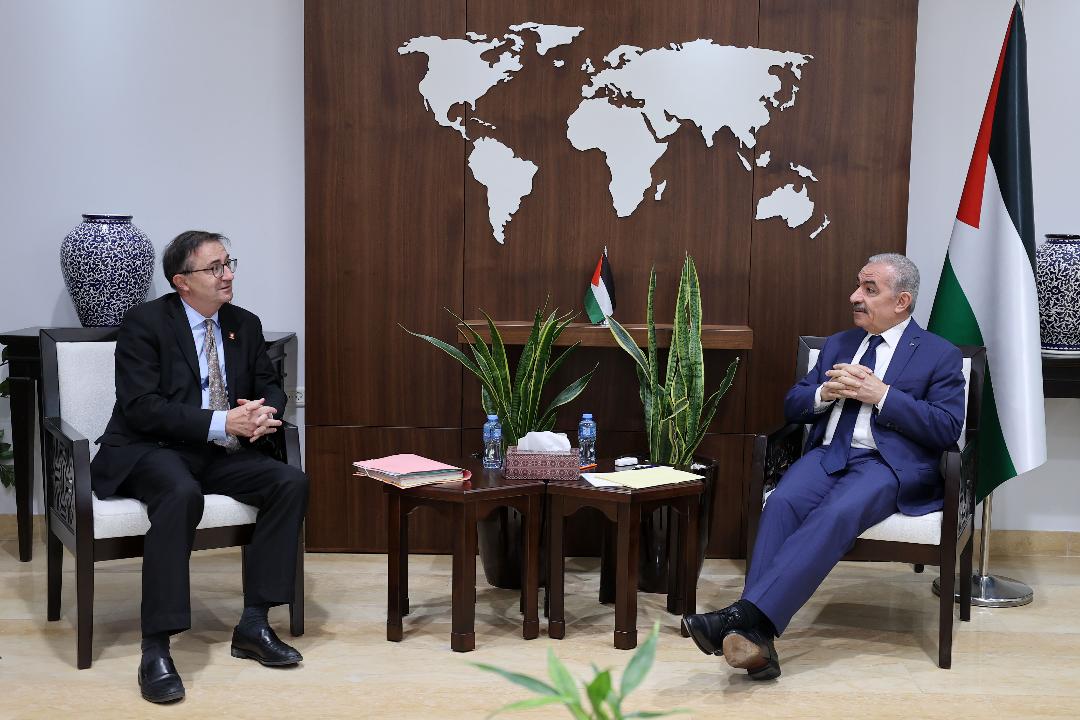 اشتية خلال استقباله المبعوث السويسري للشرق الأوسط وشمال أفريقيا وولفغانغ أماديوس برولهارت